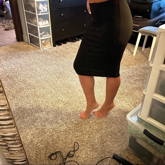 2 B By Bebe Gorgeous MIDI Skirt! - Picture 1 of 14